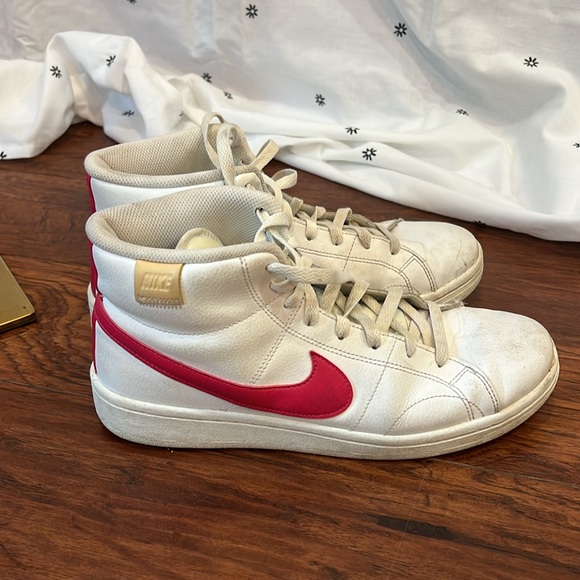 White high top Nike sneakers with hot pink swoosh - Picture 5 of 7